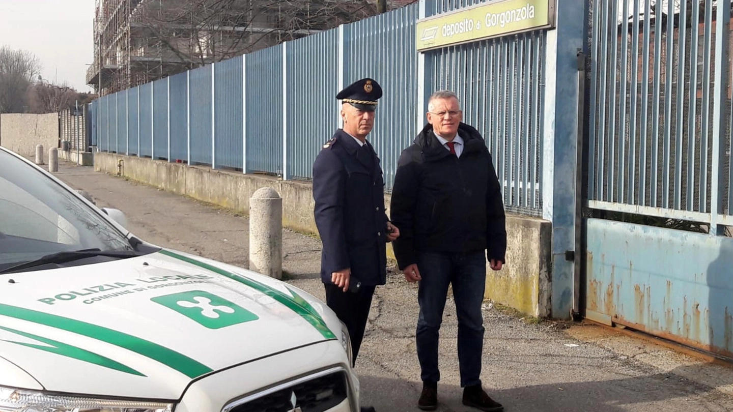 Il comandante dei vigili Antonio Pierni e il sindaco Angelo Stucchi al cancello del deposito contestato