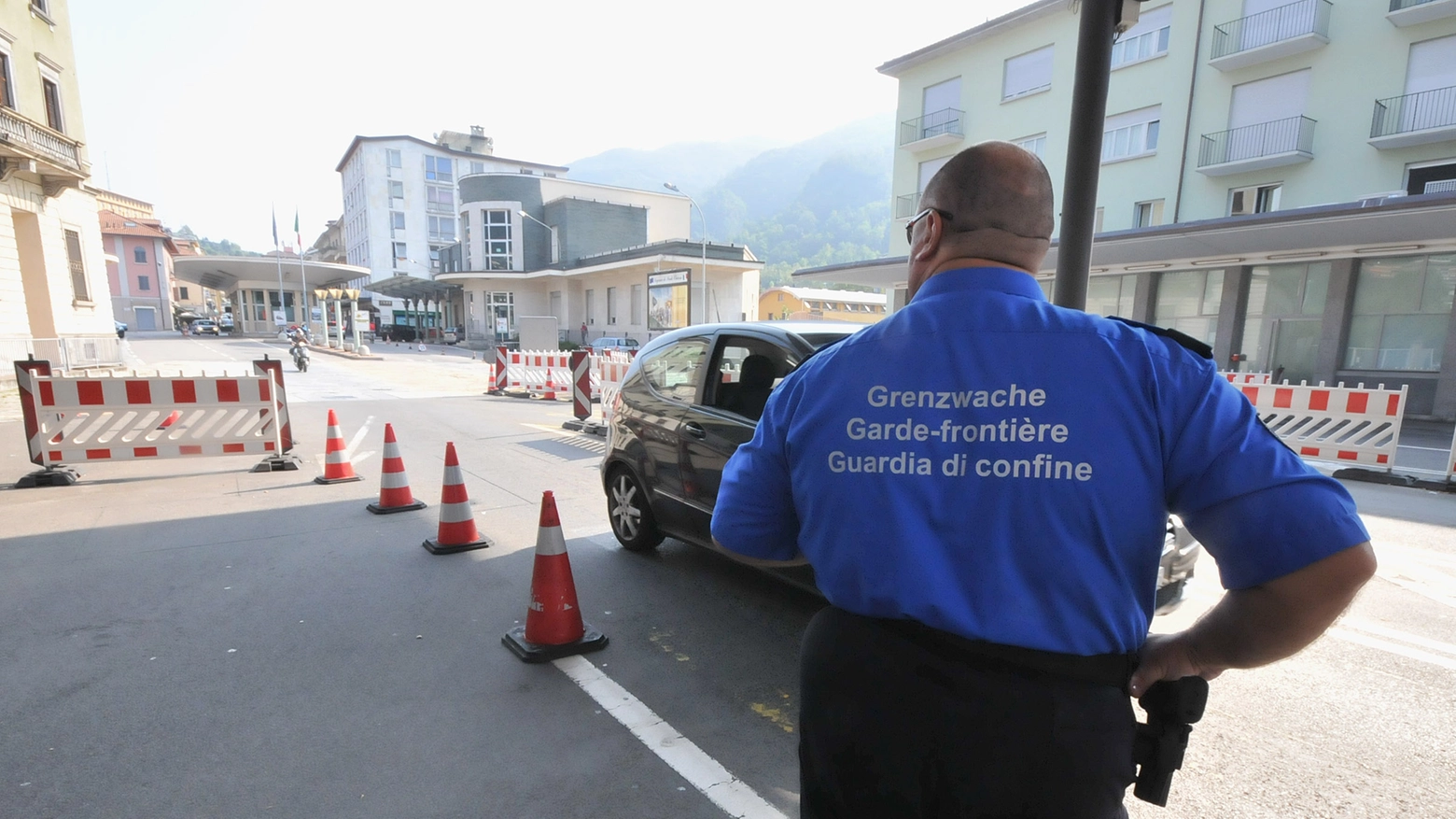 Guardia di confine in una dogana italo-svizzera