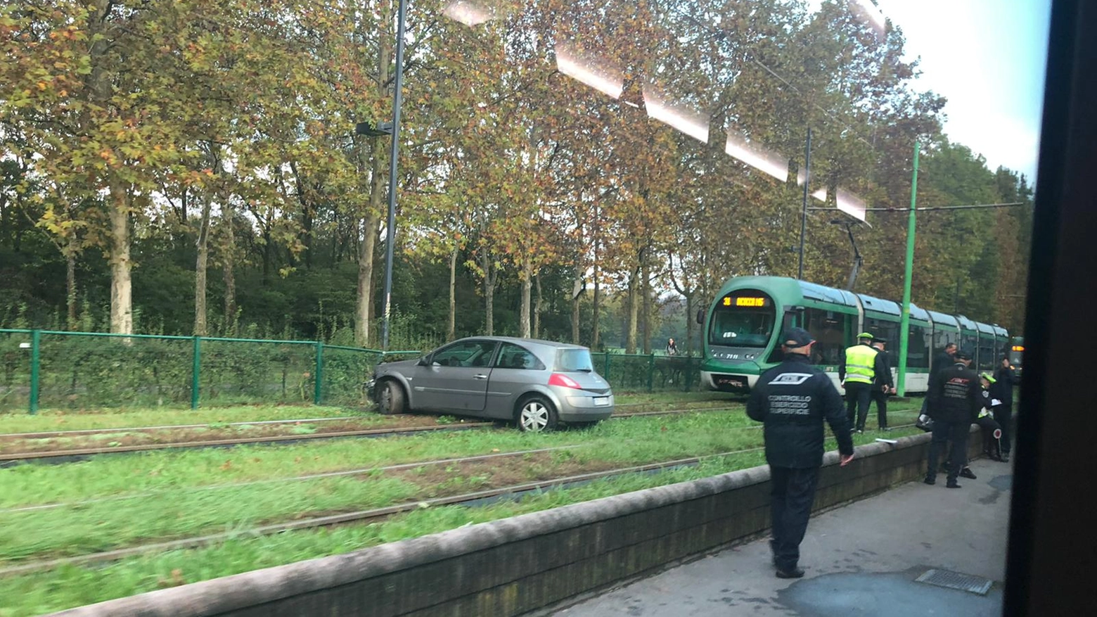 L'auto blocata sui binari del tram in via Gorki