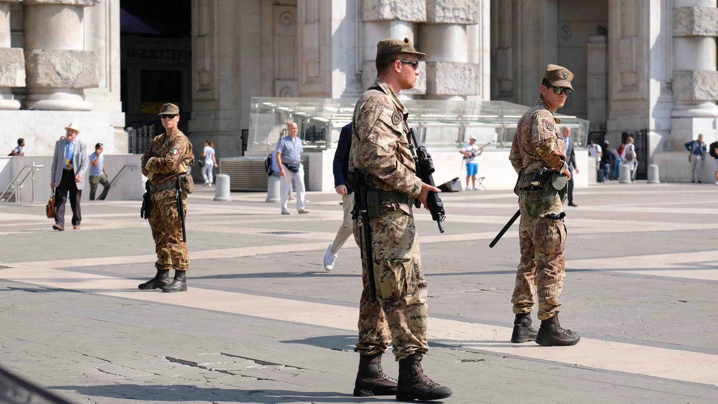 Militari in piazza Duca d'Aosta (Newpress)