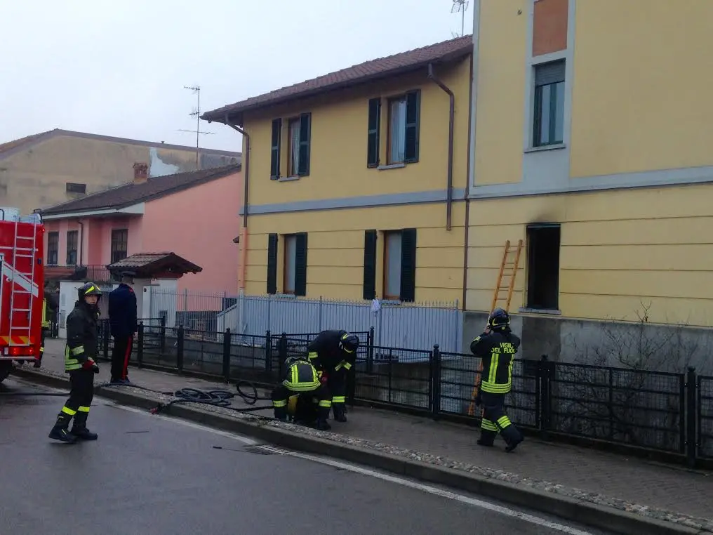 Abbiategrasso, esplosione in una palazzina per una fuga di gas: una persona ferita
