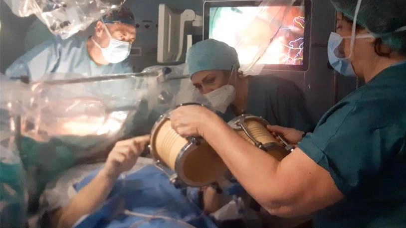 Il 39enne ricercatore che vive a Barcellona ha lasciato l’ospedale di Cremona. Durante l’intervento chirurgico ha suonato i tamburelli