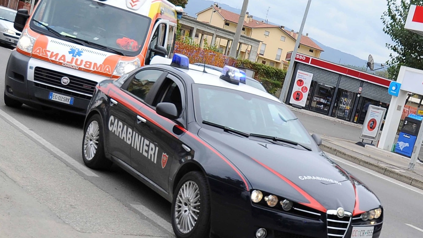 Ambulanza e carabinieri (Foto di repertorio Fornasari)
