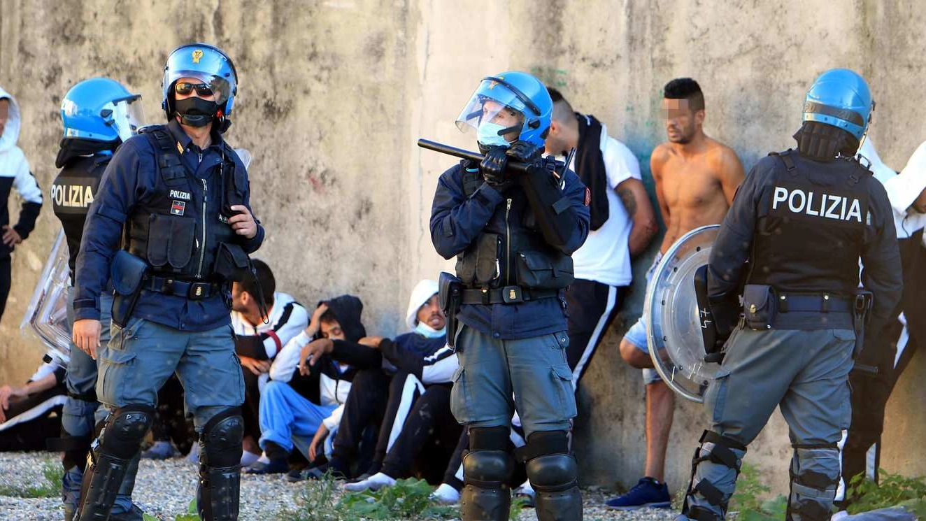 La rivolta dei migranti nel Cpr di via Corelli nell'ottobre 2020 La rivolta dei migranti nel Cpr di via Corelli nell'ottobre 2020