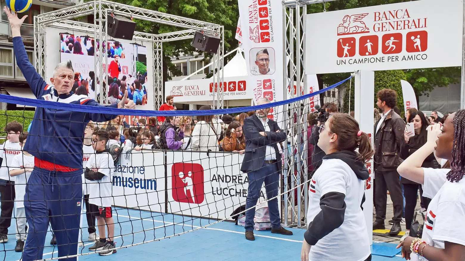 Meno cellulari e più sport "Un campione per amico" Meno cellulari e più sport "Un campione per amico"