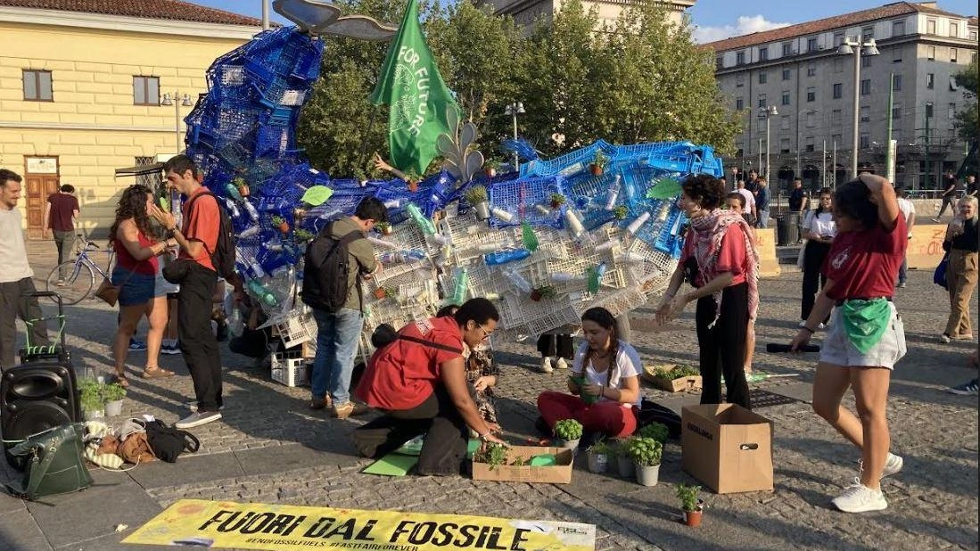 "La balena di scarti a Milano per gridare la nostra rabbia"
"La balena di scarti a Milano per gridare la nostra rabbia"