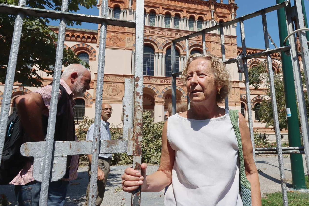 L'assessora Elena Grandi durante il sopralluogo ai Giardini Montanelli