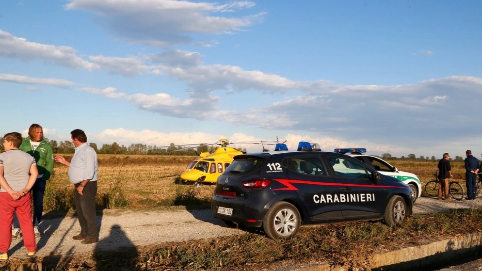 Carabinieri, elisoccorso e vigili sul luogo del ritrovamento del corpo (Sacchiero)