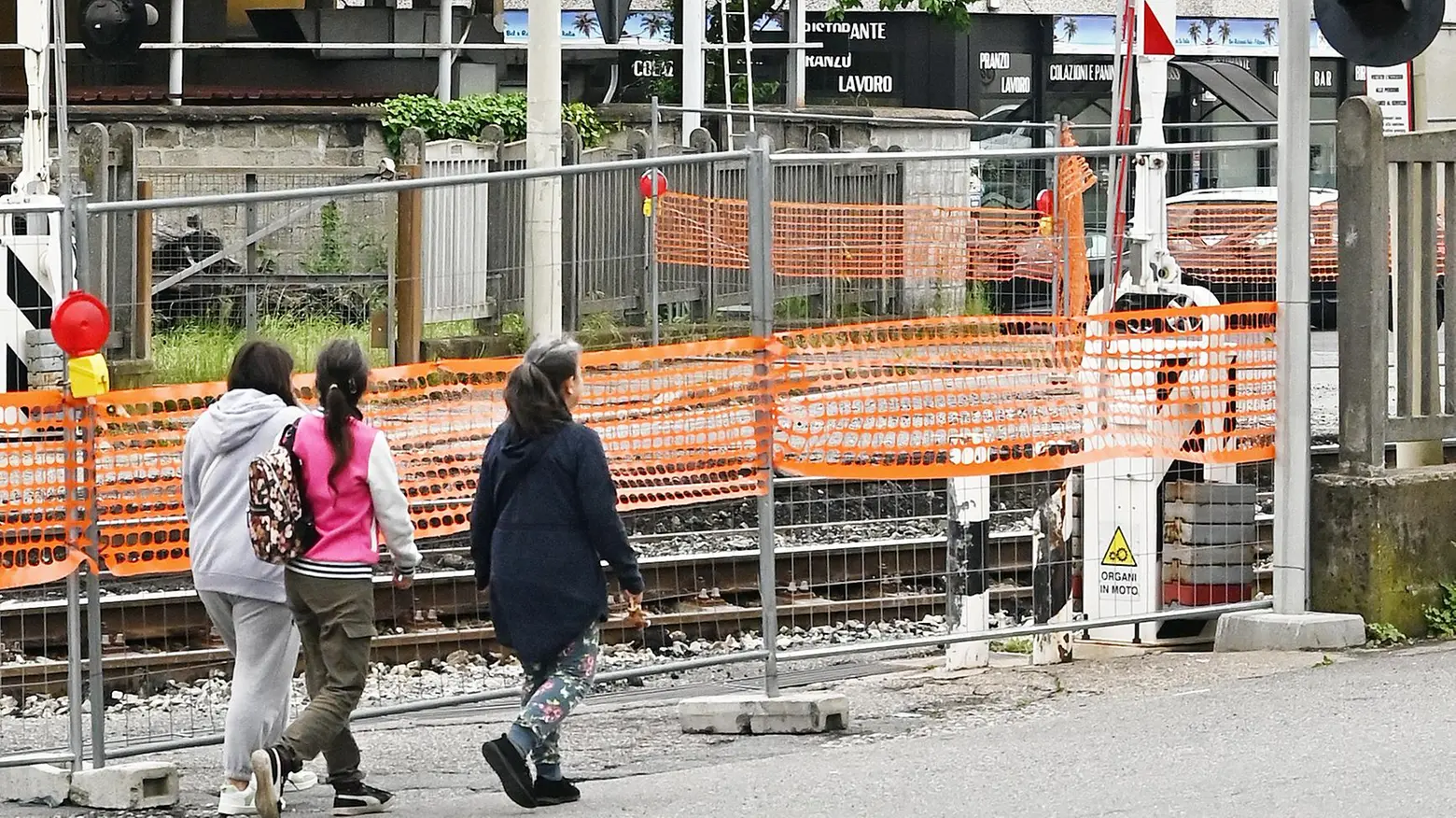 Disagi anche per la chiusura del passaggio a livello di via Scalabrini Disagi anche per la chiusura del passaggio a livello di via Scalabrini