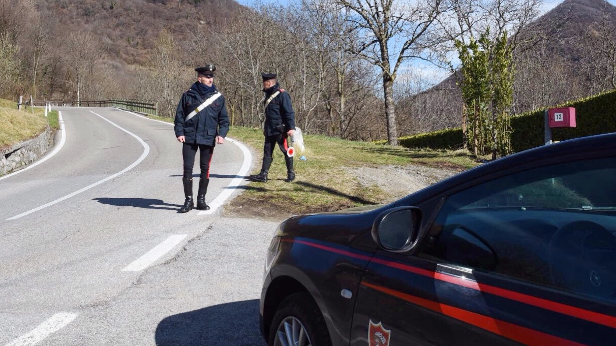 Carabinieri ad Asso per l'omicidio di un 26enne