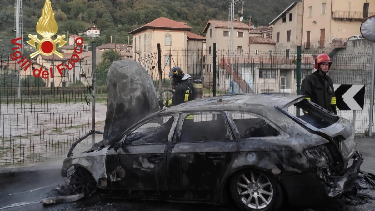 L'auto distrutta dal rogo L'auto distrutta dal rogo