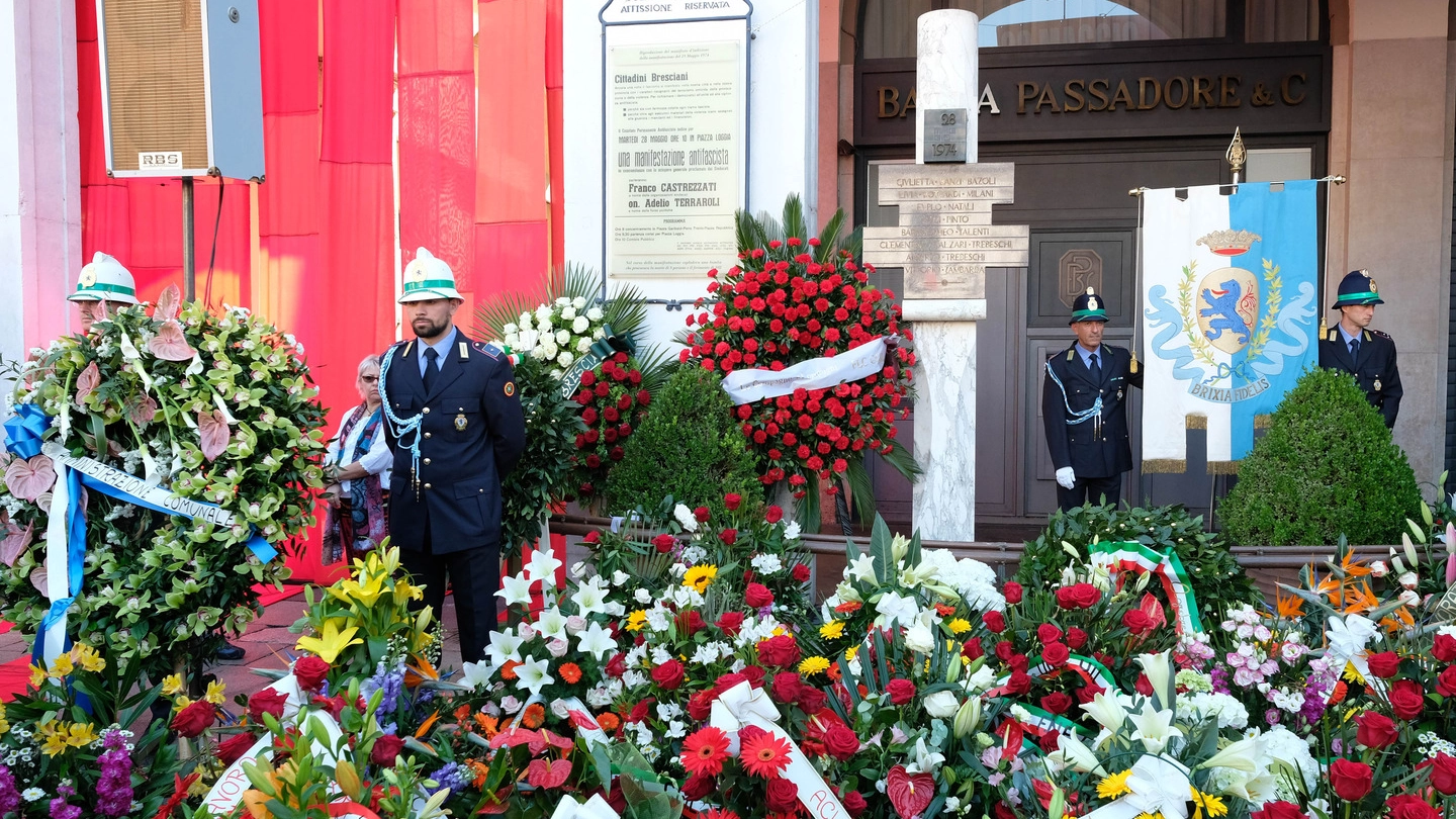 L’ultima commemorazione nella piazza (Fotolive)