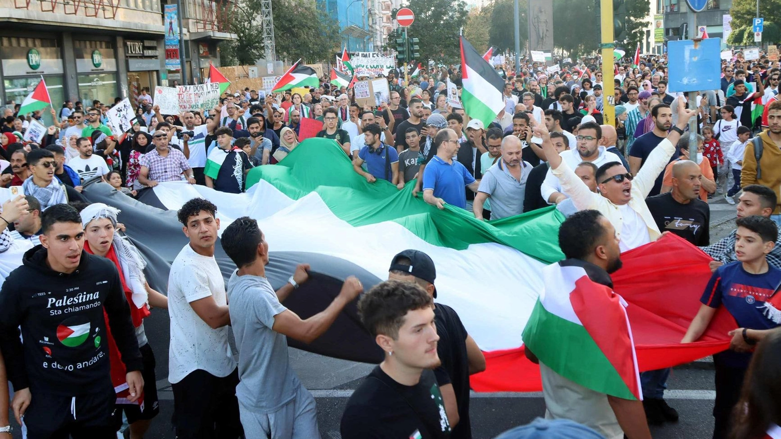 In 4mila al corteo: slogan contro Israele In 4mila al corteo: slogan contro Israele
