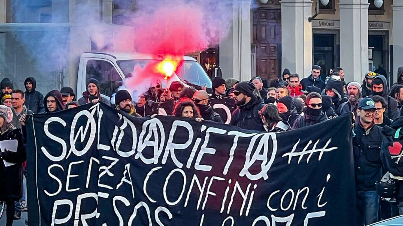 Cortei degli anarchici in Italia contro la repressione e gli arresti a Barcellona