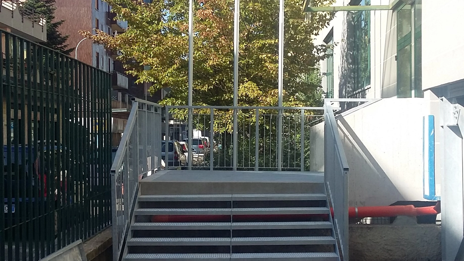 La scala d'ingresso alla Scuola Satellite e i tre pennoni La scala d'ingresso alla Scuola Satellite e i tre pennoni