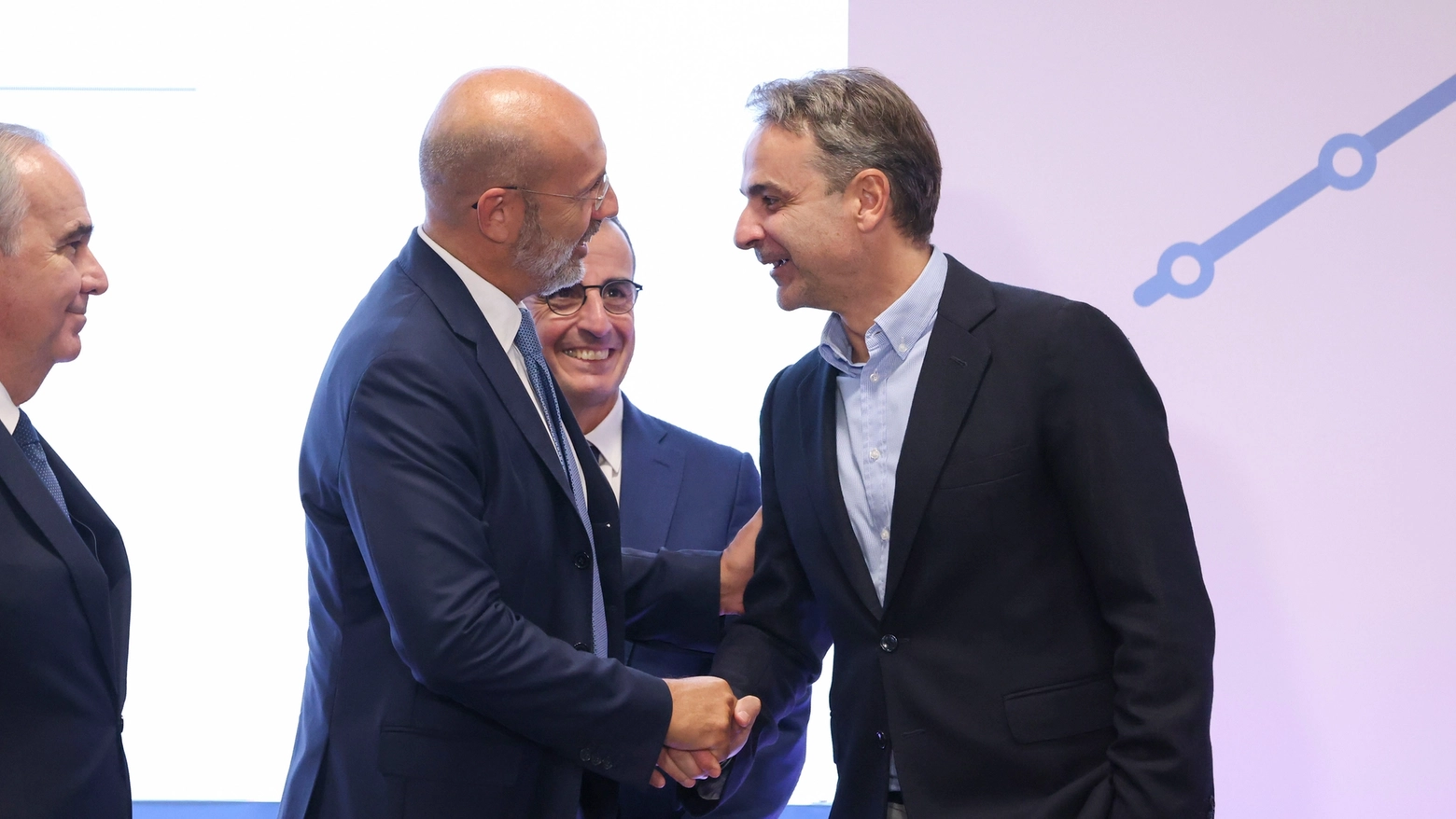 L'amministratore delegato Atm Arrigo Giana stringe la mano al primo ministro greco Kyriakos Mītsotakīs