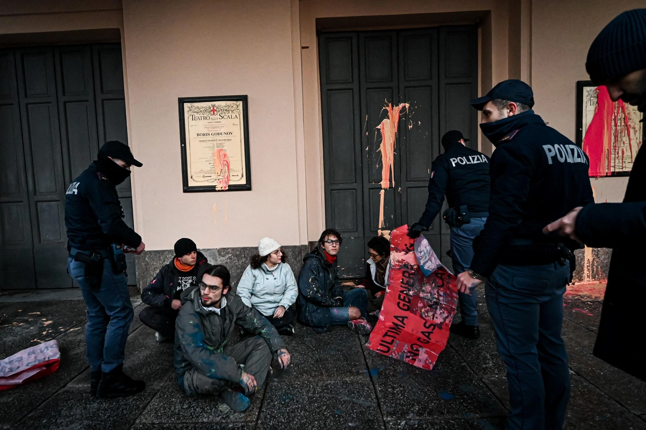Gli ambientalisti fermati dagli agenti di polizia