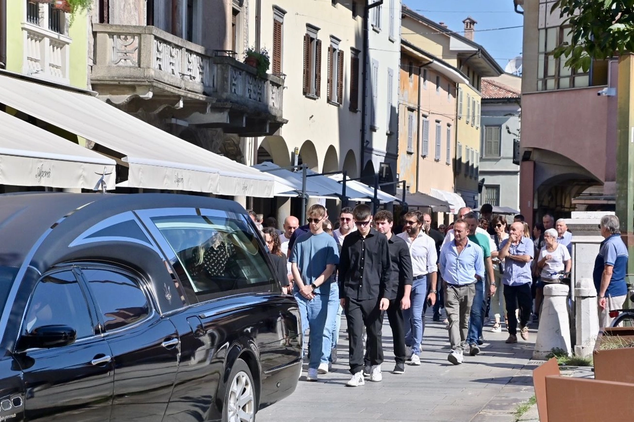 Il corteo lungo le vie di Romano di Lombardia per il funerale di Giacomo Chiapparini