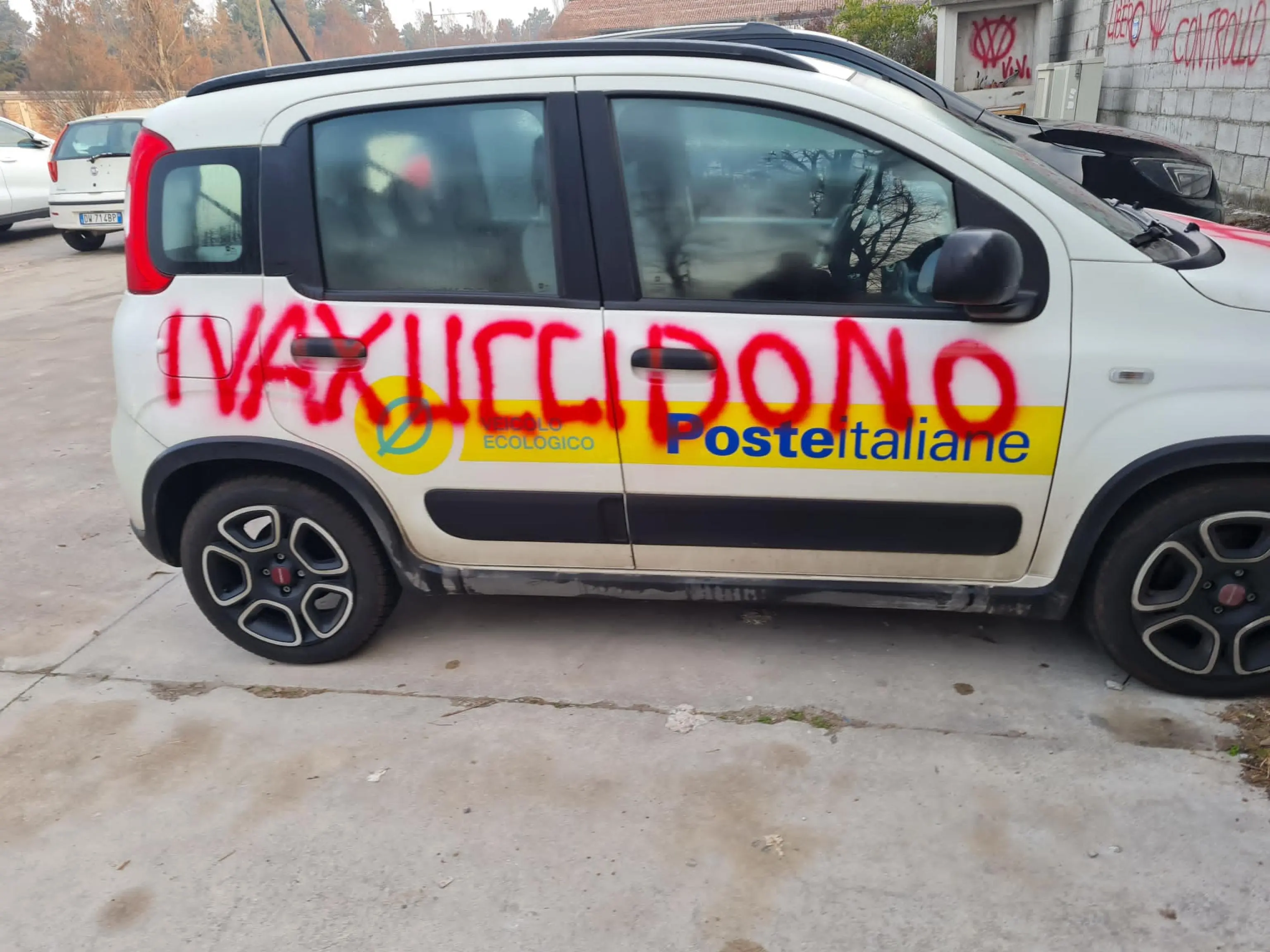 Blitz No Vax a Cremona: imbrattate sei auto di Poste Italiane. Indaga la Digos