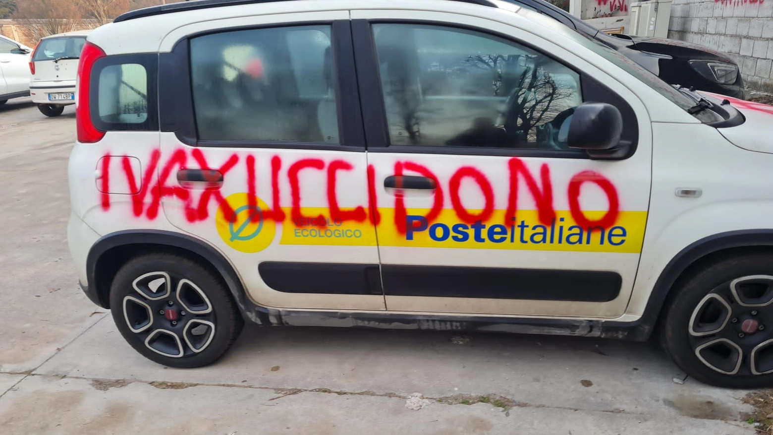 Blitz No Vax a Cremona: imbrattate sei auto di Poste Italiane. Indaga la Digos