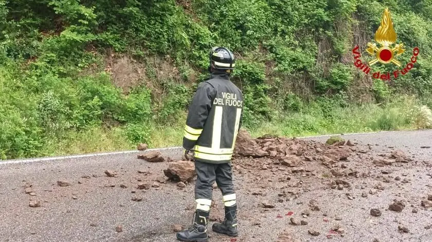 Frana sulla provinciale Auto sbanda e si ribalta Ferito il guidatore Frana sulla provinciale Auto sbanda e si ribalta Ferito il guidatore