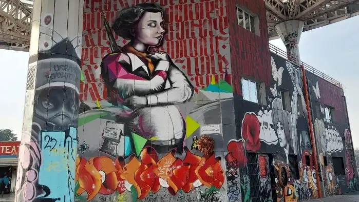 Piazza Donne Partigiane alla Barona dove sorge il Barrio's
