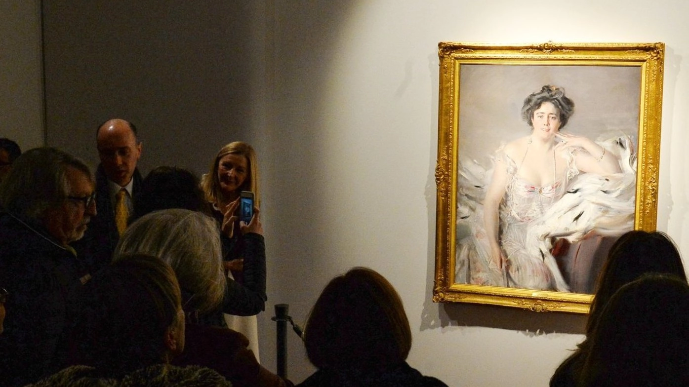 Inaugurata l’esposizione che ruota intorno al ritratto di Lady Nanne Schrader. La tela realizzata dal pittore ferrarese ha ispirato i grandi nomi del fashion