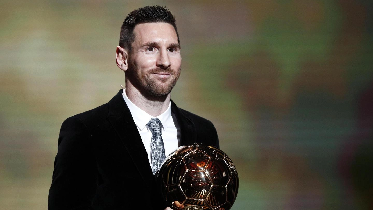 Lionel Messi con uno dei suoi palloni d'oro: ne ha sette