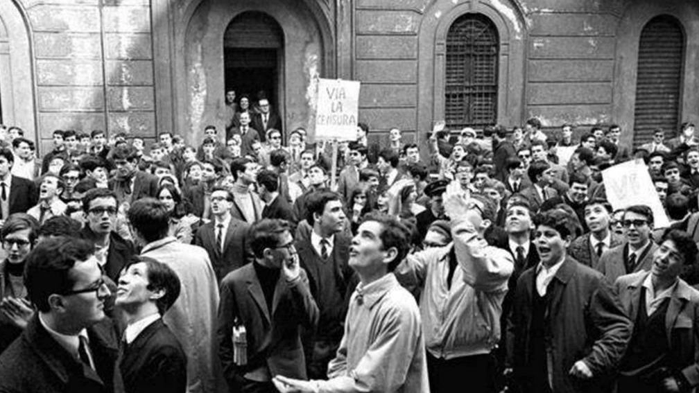 IERI E OGGI In alto, festa di fine anno al Parini; sopra, protesta nel ’68 dopo il caso della Zanzara