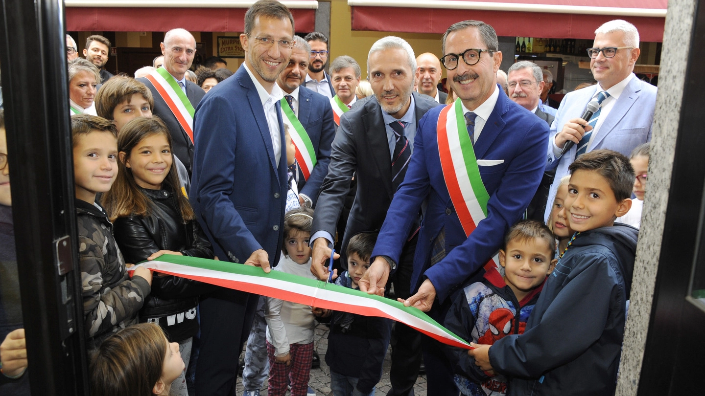 Il sindaco Filippo Errante all'inaugurazione circondato da tanti bambini