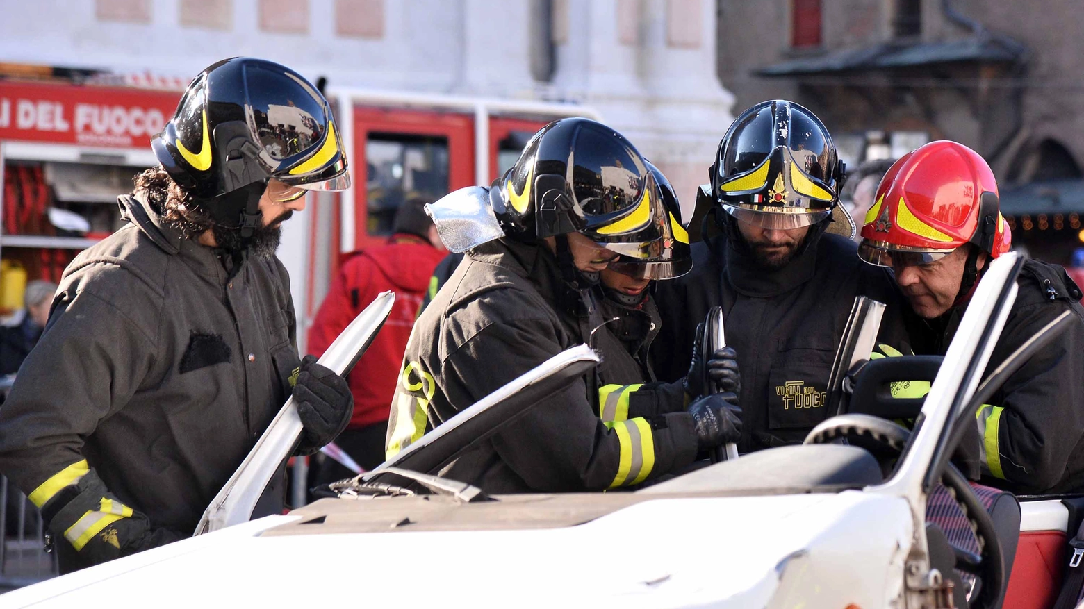 Una squadra di vigili del fuoco in azione (foto d'archivio) Una squadra di vigili del fuoco in azione (foto d'archivio)
