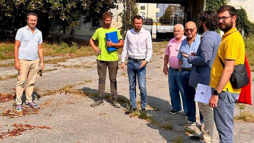 Ruspe in azione al deposito militare. Spazio ai bambini nell’ex caserma