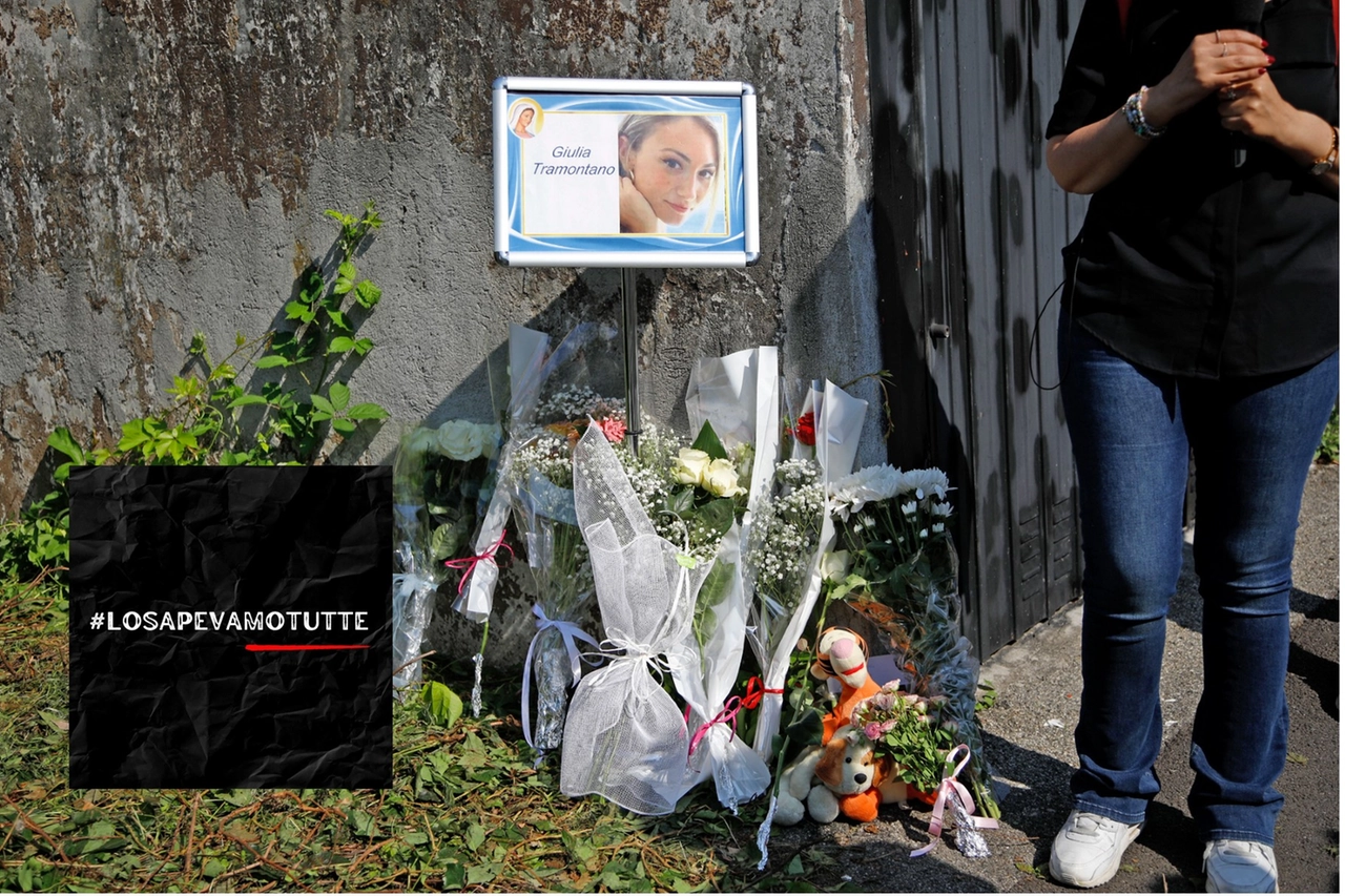 Fiori e pupazzi nel luogo dove è stato trovato il cadavere