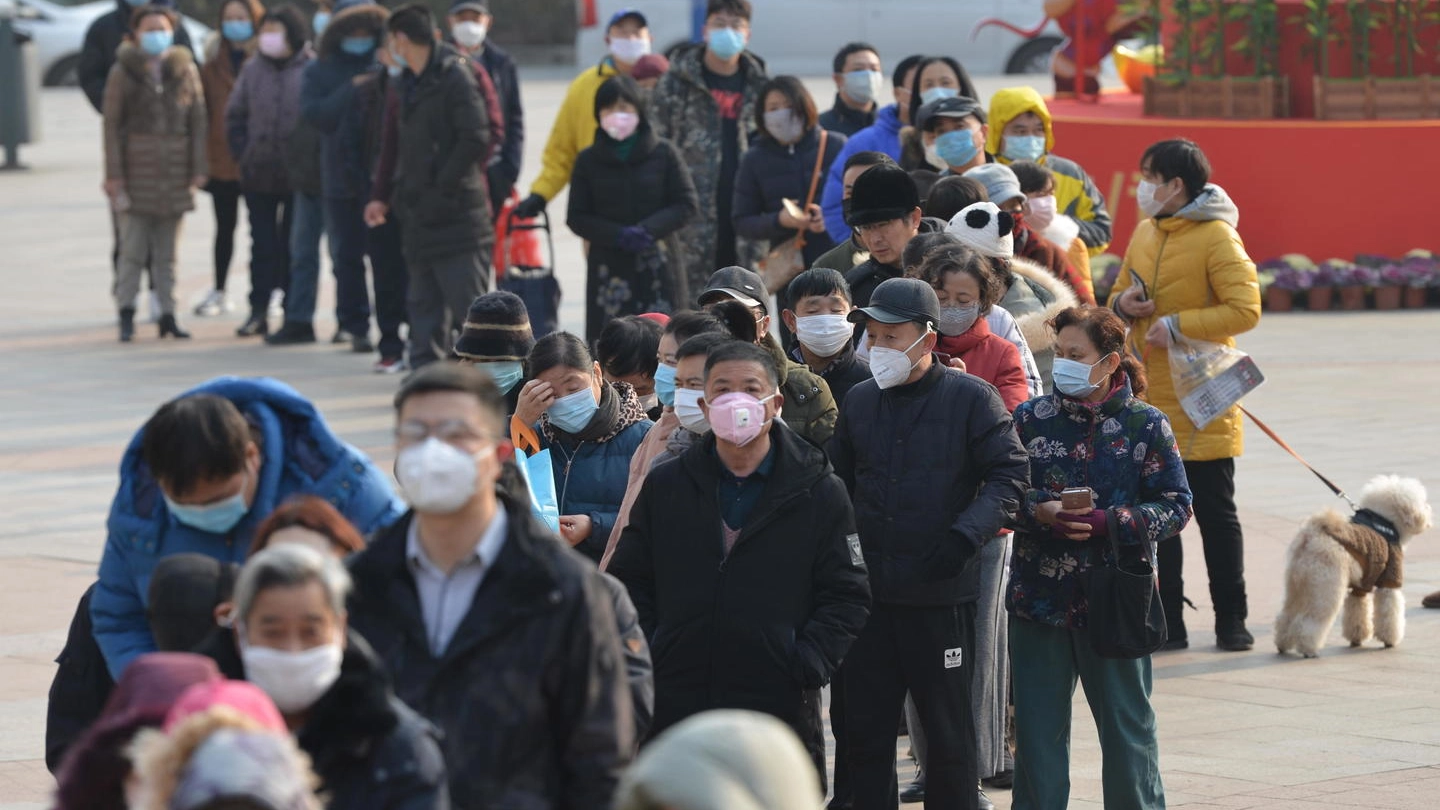 Cina, fila per comprare mascherine a Nanjing (Ansa)