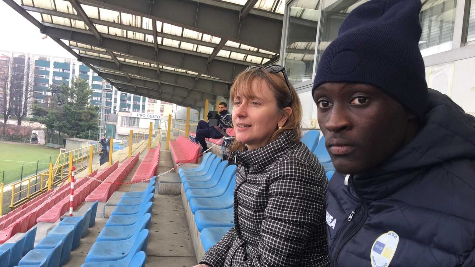 Monica Chittò in tribuna con il giovane calciatore Mbaye Sony Ba