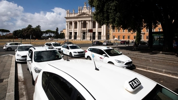 Sciopero taxi 10 ottobre: motori spenti contro le nuove licenze del Decreto Asset