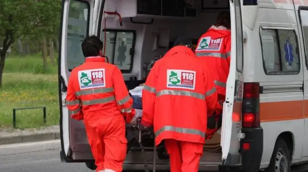 Lecce, incidente sul lavoro in un magazzino: operaio gravissimo