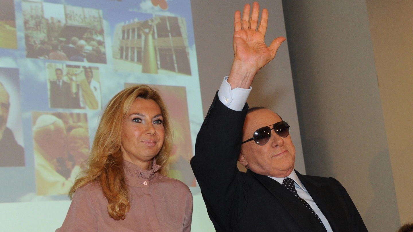 Berlusconi con gli occhiali scuri a causa dell'uveite (Newpresse)