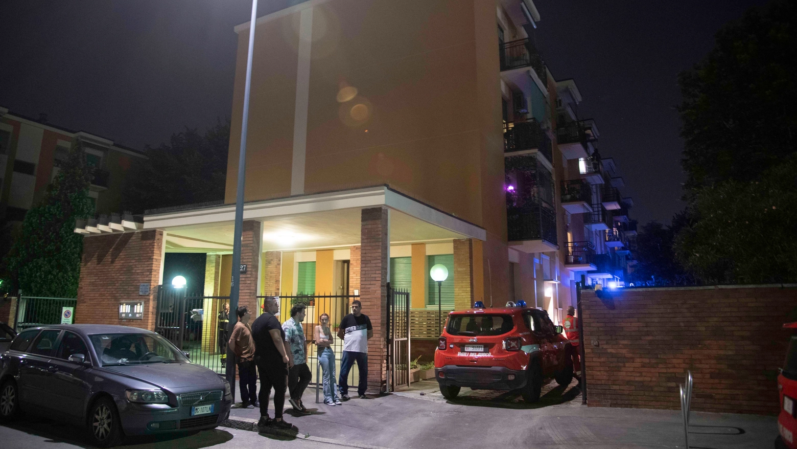 Milano, incendio in un palazzo di via Taormina: un morto