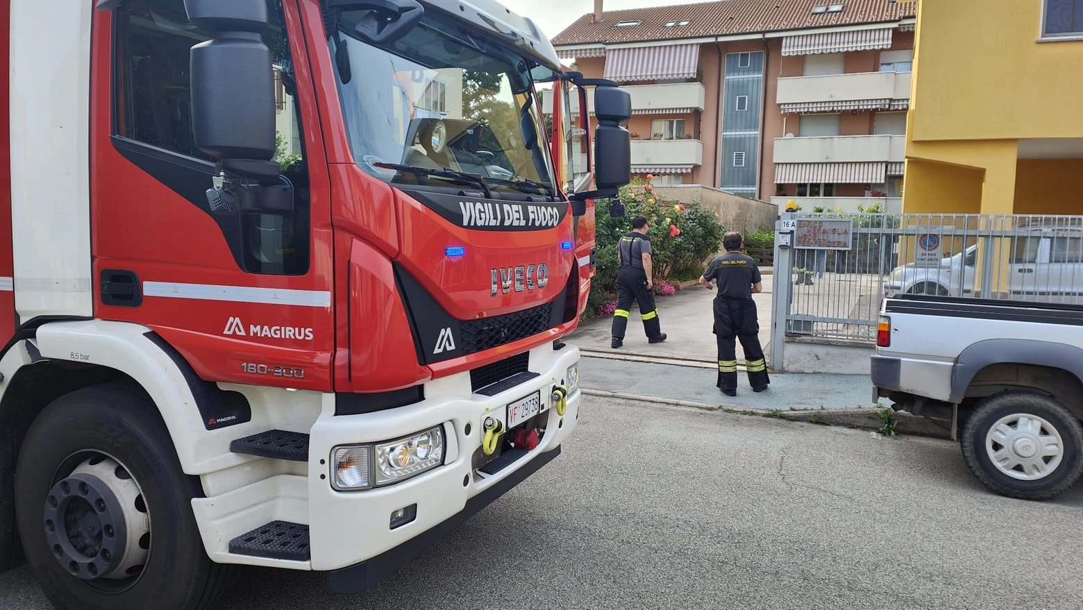 I vigili del fuoco sul luogo dell'incendio