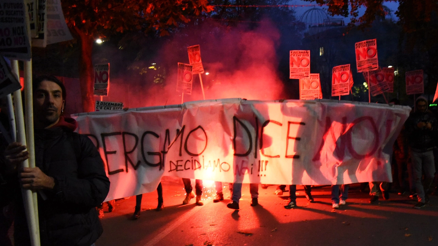 Protesta con fumogeni a Bergamo contro Renzi