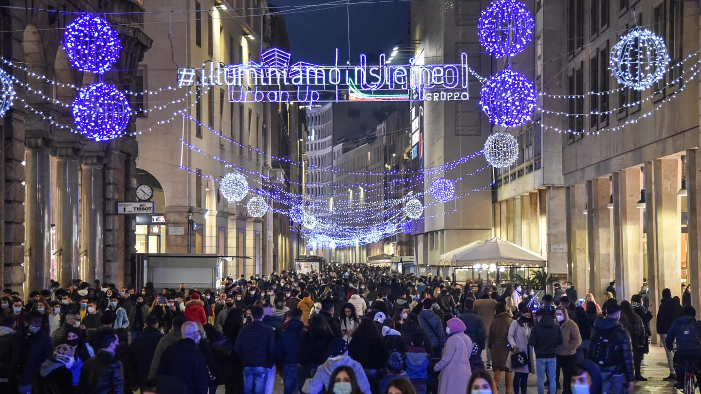 Shopping di Natale a Milano in una foto di archivio (Ansa)