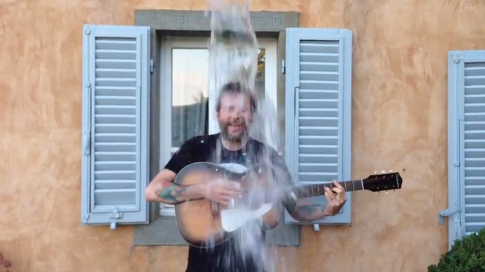 La doccia gelata di Jovanotti per la #IceBucketChallenge