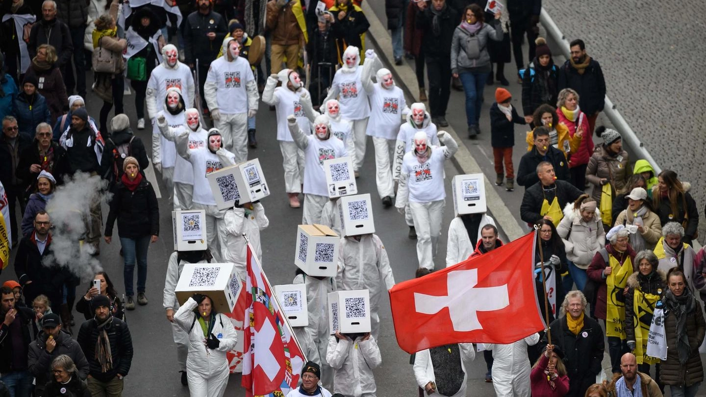 Manifestazione di no pass a Losanna, in Svizzera (Ansa)