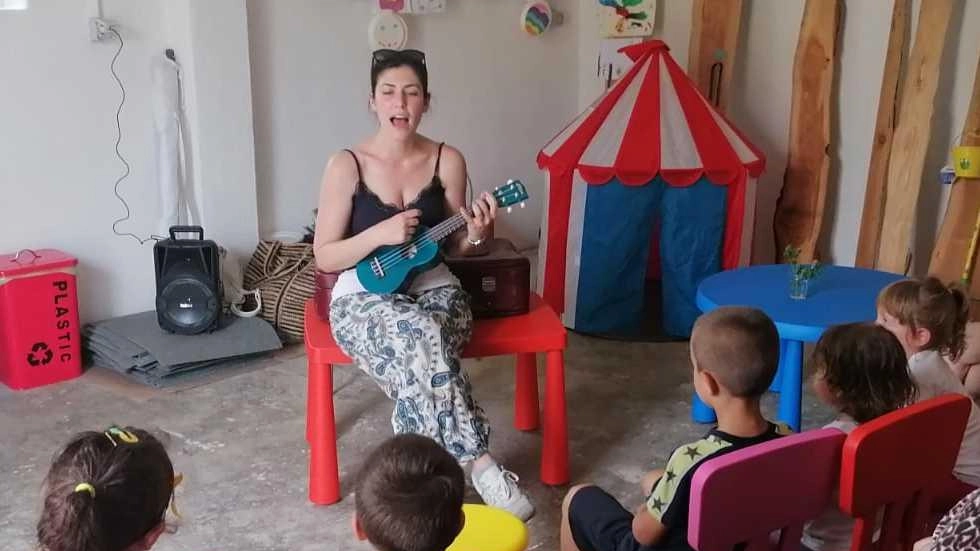 "La tana della lucertola" Ha regalato laboratori e campus a 120 bambini "La tana della lucertola" Ha regalato laboratori e campus a 120 bambini