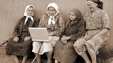L'immagine curiosa di un gruppo di anziane signore alle prese con un computer