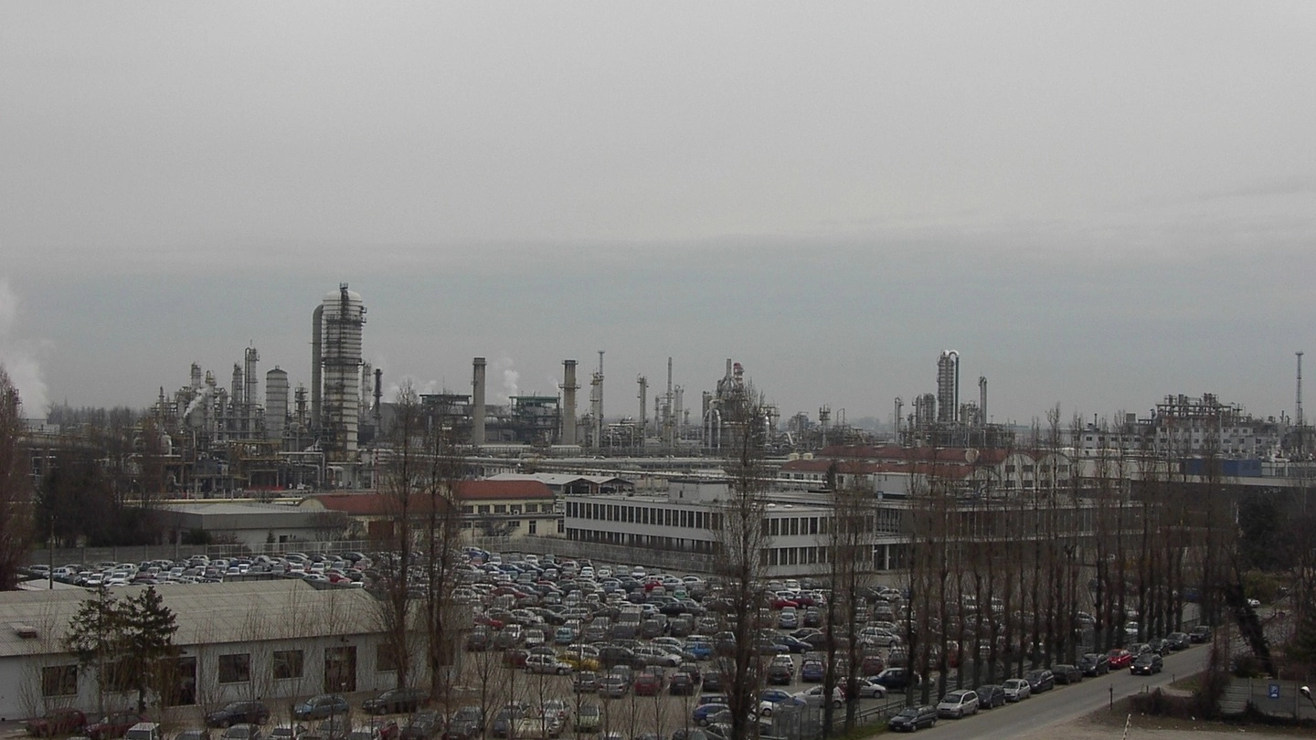 CIMINIERE Una vista sul polo petrolchimico che sorge a Mantova su una sponda del MincioZorloni petrolchimico Mantova