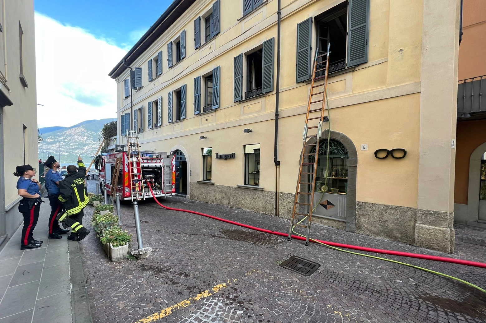L'intervent dei vigili del fuoco per spegnere l'incendio nell'appartamenti di via porto Oldofredi
