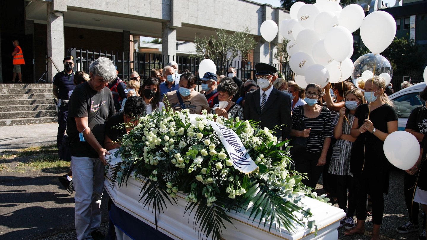 La folla commossa ai funerali di Fabio Mosca, a Sesto