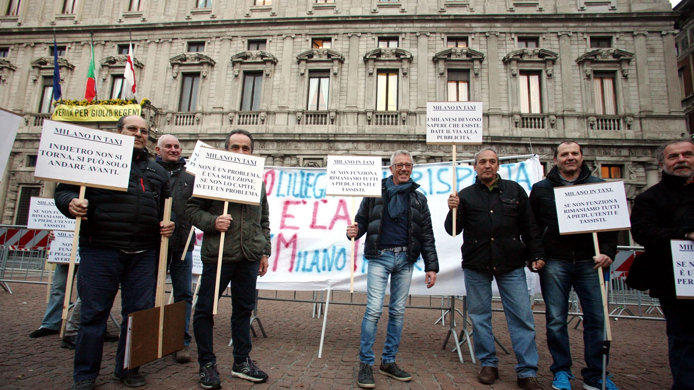La protesta dei tassisti a Palazzo Marino (Lapresse)